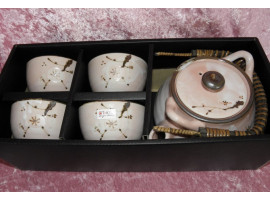 Exclusivt Japansk tesæt, Light pink, Kande og 4 kopper i gaveboks, håndmalet